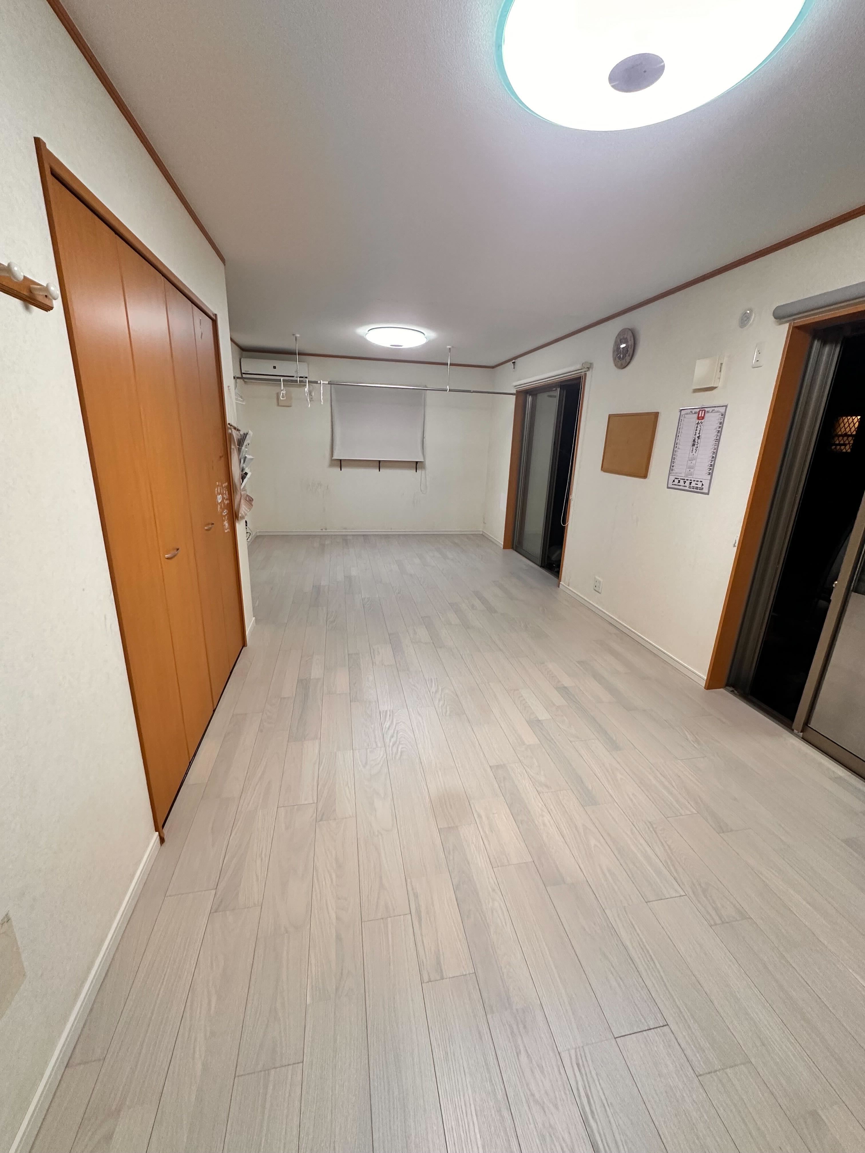 白い木目調の床にリフォームした明るい部屋