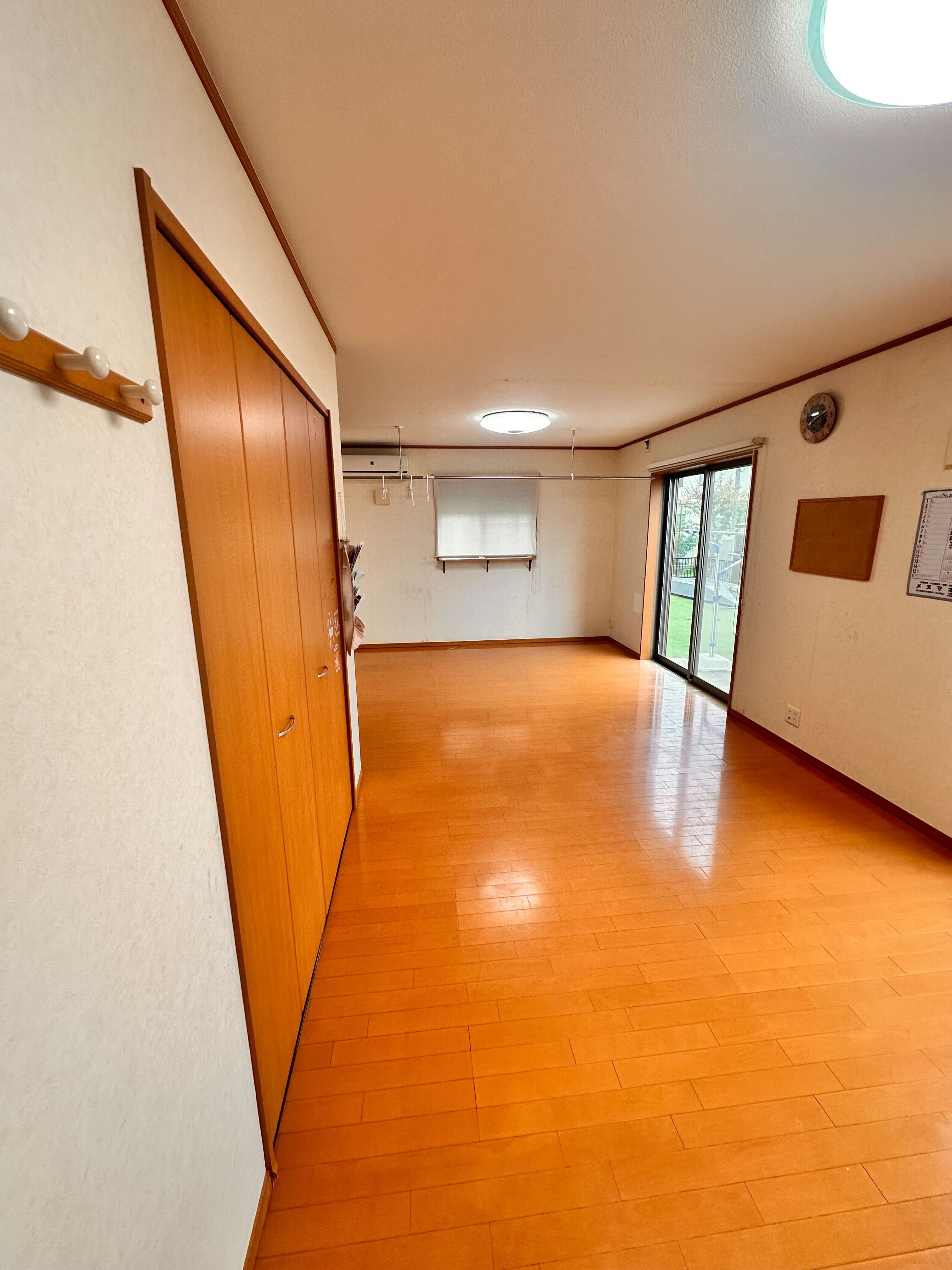 床を張り替える前のオレンジ色のフローリングの部屋